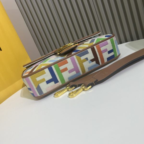 Bộ da đầu hiện tại 2022, chiếc túi mới nhất của Fendi