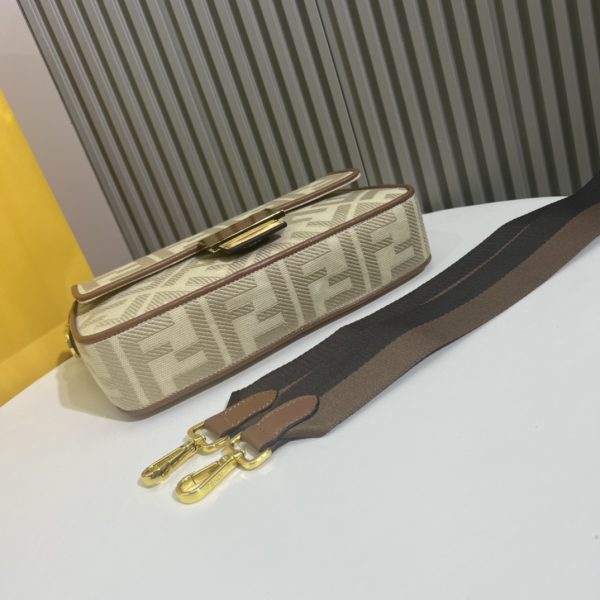 Bộ da đầu hiện tại 2022, chiếc túi mới nhất của Fendi
