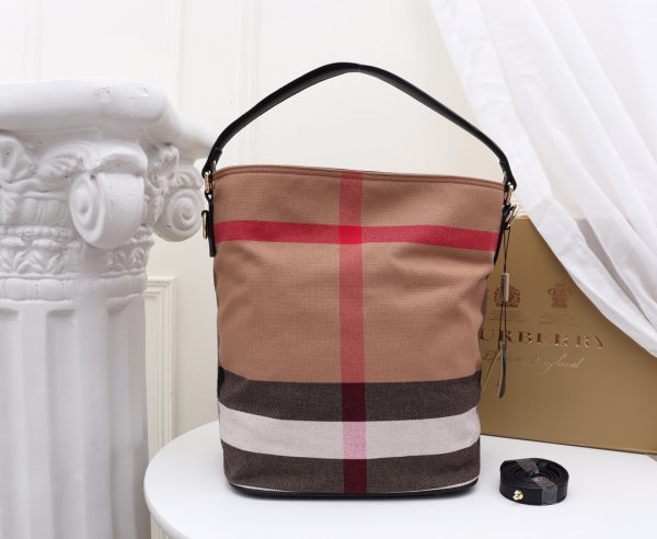 Bộ sưu tập chấm Canvas của “The Ashby Bag” mang tính biểu tượng của Burberry,