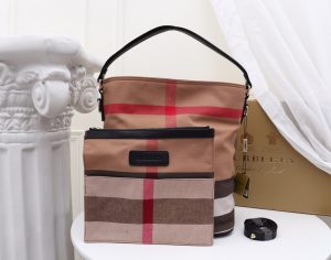 Bộ sưu tập chấm Canvas của “The Ashby Bag” mang tính biểu tượng của Burberry,