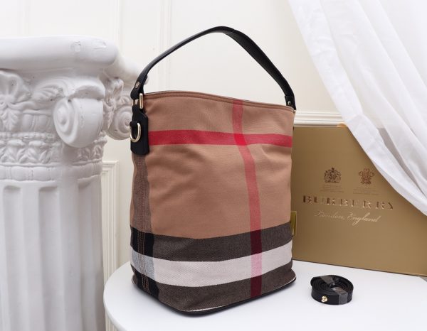 Bộ sưu tập chấm Canvas của “The Ashby Bag” mang tính biểu tượng của Burberry,