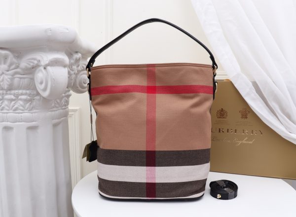 Bộ sưu tập chấm Canvas của “The Ashby Bag” mang tính biểu tượng của Burberry,