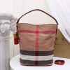 Bộ sưu tập chấm Canvas của “The Ashby Bag” mang tính biểu tượng của Burberry
