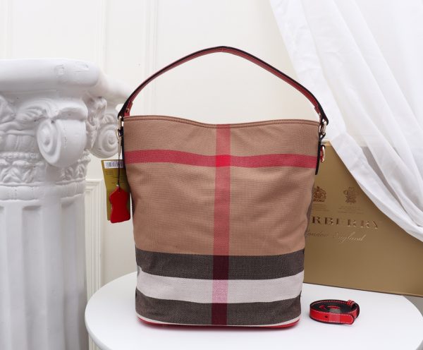 Bộ sưu tập chấm Canvas của “The Ashby Bag” mang tính biểu tượng của Burberry