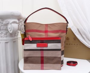Bộ sưu tập chấm Canvas của “The Ashby Bag” mang tính biểu tượng của Burberry