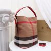 Bộ sưu tập chấm Canvas của “The Ashby Bag” mang tính biểu tượng của Burberry