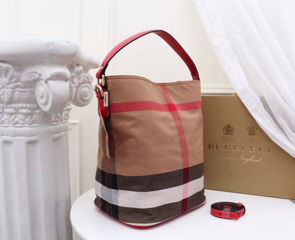 Bộ sưu tập chấm Canvas của “The Ashby Bag” mang tính biểu tượng của Burberry