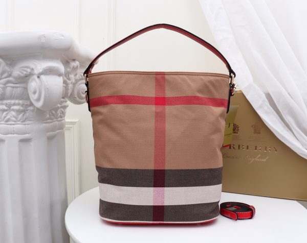 Bộ sưu tập chấm Canvas của “The Ashby Bag” mang tính biểu tượng của Burberry