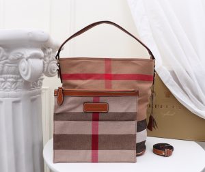Bộ sưu tập chấm Canvas của “The Ashby Bag” mang tính biểu tượng của Burberry