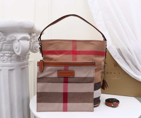 Bộ sưu tập chấm Canvas của “The Ashby Bag” mang tính biểu tượng của Burberry