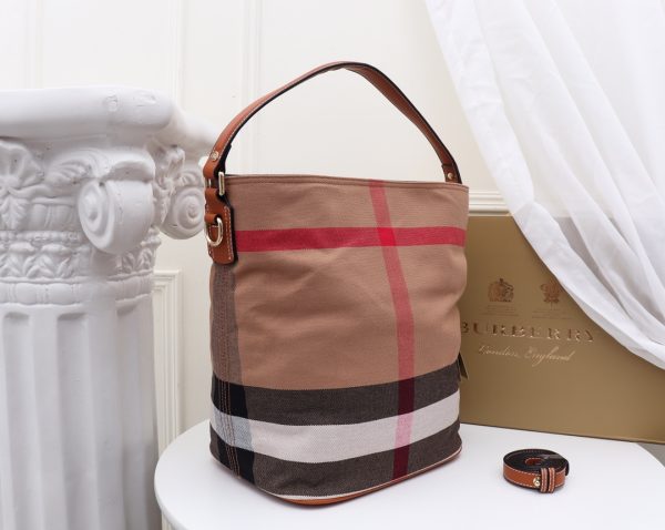 Bộ sưu tập chấm Canvas của “The Ashby Bag” mang tính biểu tượng của Burberry