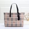 túi mua sắm chức năng thực dụng của burberry có thể sử dụng hai mặt