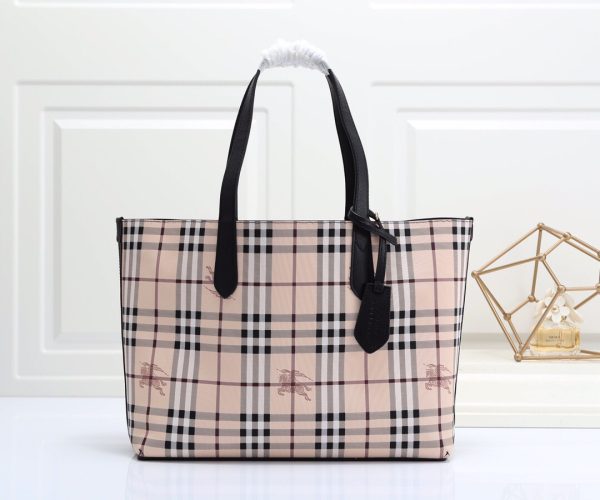 túi mua sắm chức năng thực dụng của burberry có thể sử dụng hai mặt
