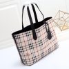 túi mua sắm chức năng thực dụng của burberry có thể sử dụng hai mặt