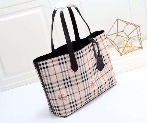túi mua sắm chức năng thực dụng của burberry có thể sử dụng hai mặt