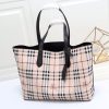 túi mua sắm chức năng thực dụng của burberry có thể sử dụng hai mặt