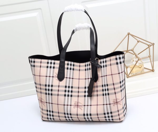 túi mua sắm chức năng thực dụng của burberry có thể sử dụng hai mặt