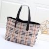 túi mua sắm chức năng thực dụng của burberry có thể sử dụng hai mặt