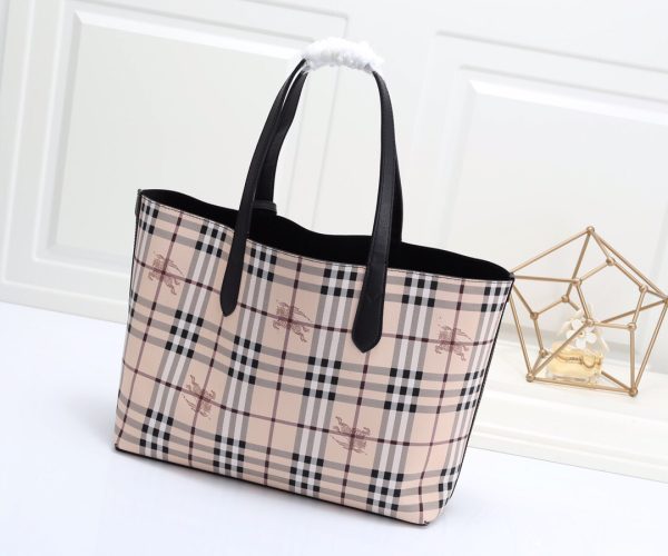 túi mua sắm chức năng thực dụng của burberry có thể sử dụng hai mặt