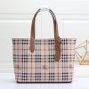túi mua sắm chức năng thực dụng của burberry có thể sử dụng hai mặt