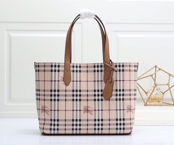 túi mua sắm chức năng thực dụng của burberry có thể sử dụng hai mặt