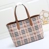 túi mua sắm chức năng thực dụng của burberry có thể sử dụng hai mặt