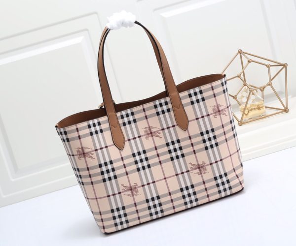 túi mua sắm chức năng thực dụng của burberry có thể sử dụng hai mặt