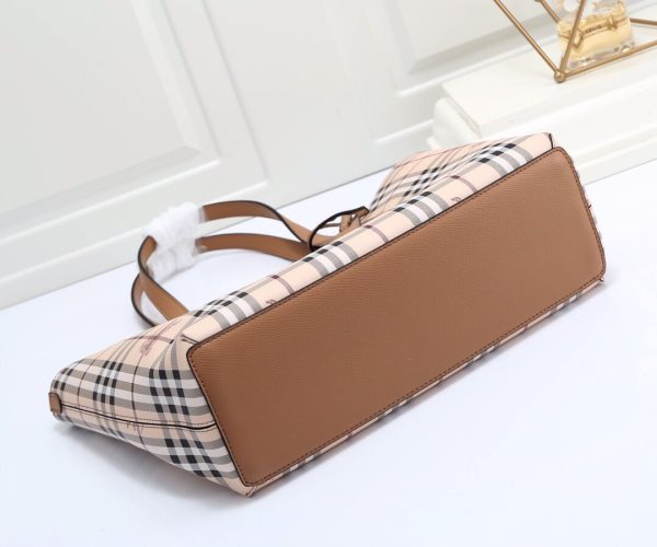 túi mua sắm chức năng thực dụng của burberry có thể sử dụng hai mặt