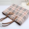 túi mua sắm chức năng thực dụng của burberry có thể sử dụng hai mặt
