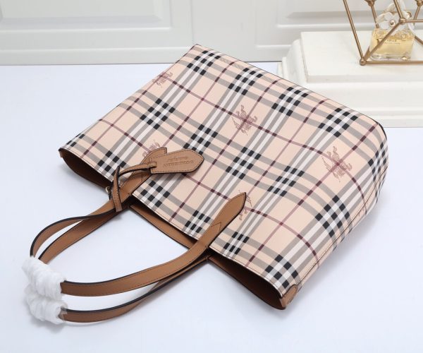 túi mua sắm chức năng thực dụng của burberry có thể sử dụng hai mặt