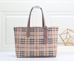 túi mua sắm chức năng thực dụng của burberry có thể sử dụng hai mặt