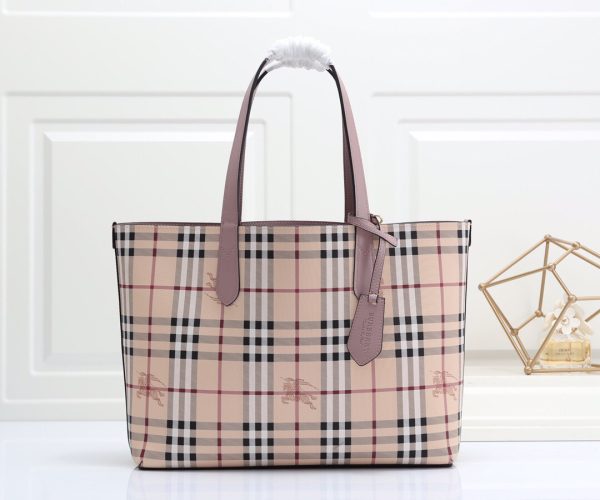 túi mua sắm chức năng thực dụng của burberry có thể sử dụng hai mặt
