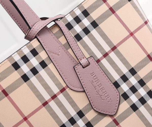 túi mua sắm chức năng thực dụng của burberry có thể sử dụng hai mặt