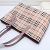 túi mua sắm chức năng thực dụng của burberry có thể sử dụng hai mặt