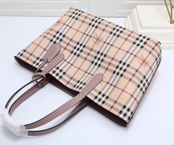 túi mua sắm chức năng thực dụng của burberry có thể sử dụng hai mặt