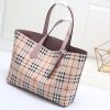 túi mua sắm chức năng thực dụng của burberry có thể sử dụng hai mặt