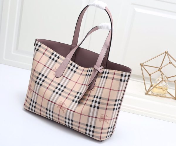 túi mua sắm chức năng thực dụng của burberry có thể sử dụng hai mặt