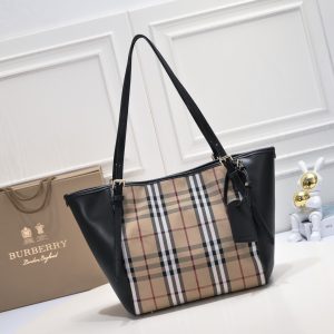 Túi Burberry với dây đeo ngựa cỡi ngựa