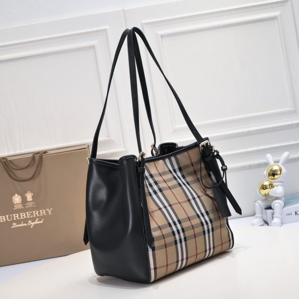 Túi Burberry với dây đeo ngựa cỡi ngựa