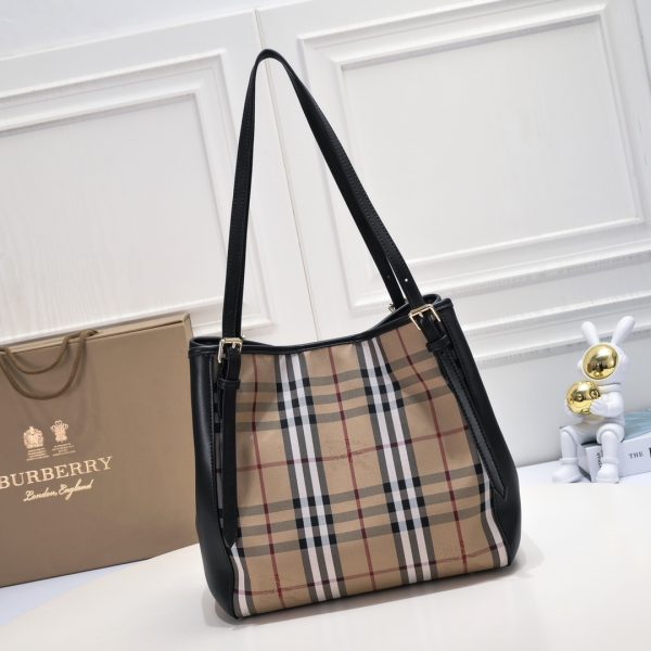 Túi Burberry với dây đeo ngựa cỡi ngựa