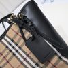 Túi Burberry với dây đeo ngựa cỡi ngựa