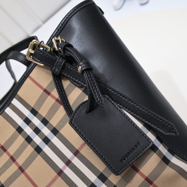 Túi Burberry với dây đeo ngựa cỡi ngựa