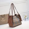 Túi Burberry với dây đeo ngựa cỡi ngựa