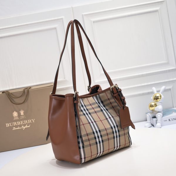Túi Burberry với dây đeo ngựa cỡi ngựa
