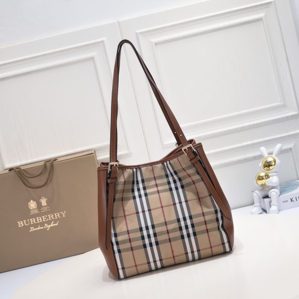 Túi Burberry với dây đeo ngựa cỡi ngựa
