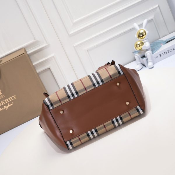 Túi Burberry với dây đeo ngựa cỡi ngựa