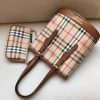 Burberry có túi xách cổ điển