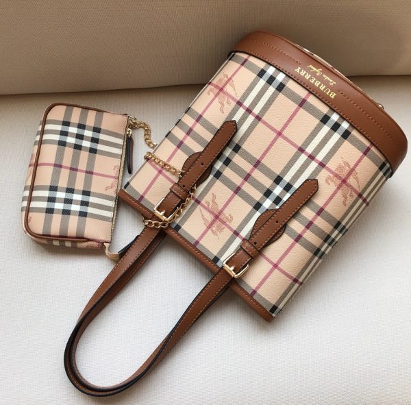 Burberry có túi xách cổ điển
