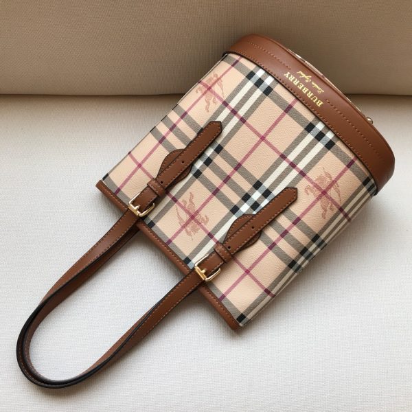 Burberry có túi xách cổ điển