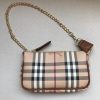 Burberry có túi xách cổ điển